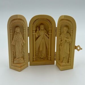 1714- Catholic Altar Religious Portable Holy Family Box Hand Carved Wood Box NWT